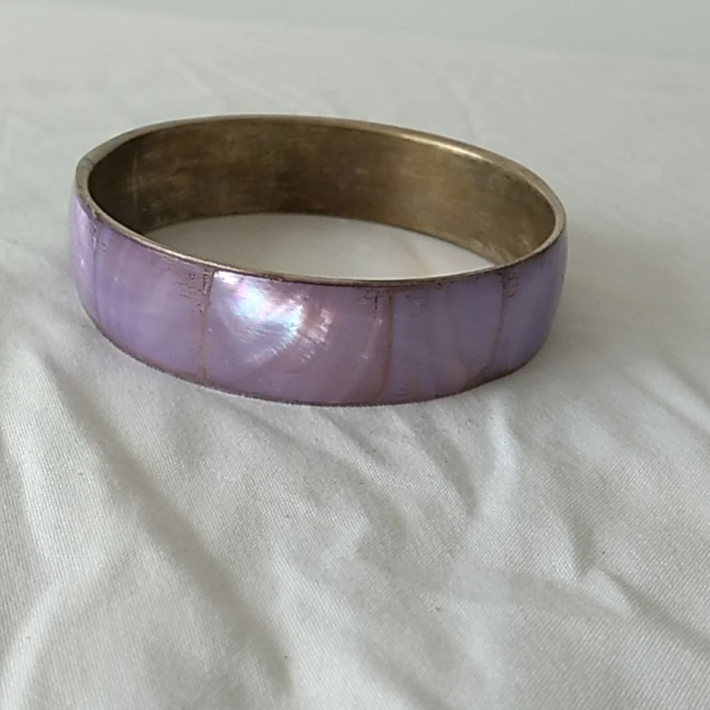Vintage brass bangle with purple mother of pearl inlay - Picture 2 of 7